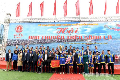 Đội phường Minh Xuân giành giải Nhất Hội đua thuyền trên sông Lô