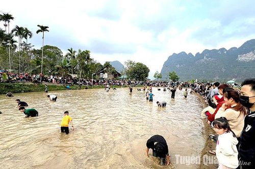 Độc đáo Cuộc thi bắt cá bằng tay đầu năm mới
