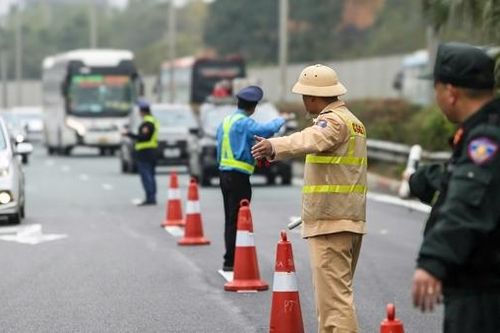 Người dân trở về Hà Nội sớm, CSGT ứng trực điều tiết và xử lý xe nhồi nhét khách