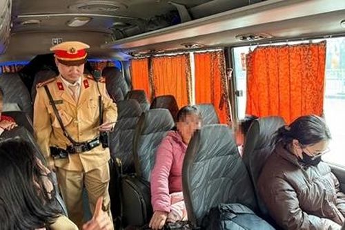 CSGT kiểm tra xe khách ngày mùng 4 Tết, xử lý hành vi nhồi nhét