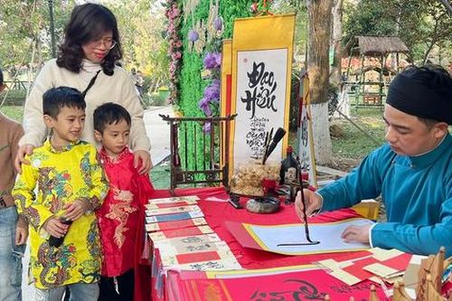 Ông đồ xứ Nghệ cho chữ đầu Xuân Ất Tỵ
