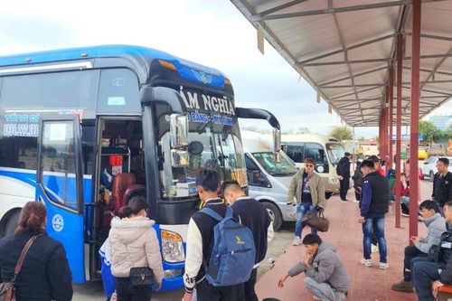 Hoạt động vận tải hành khách nhộn nhịp trở lại sau nhiều ngày nghỉ Tết