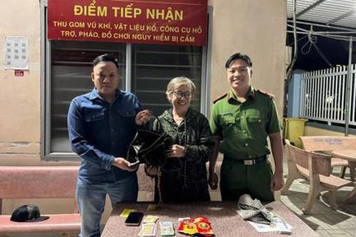 Đi chơi Tết nhặt được túi tiền, nam thanh niên nhờ công an trả cho người đánh rơi