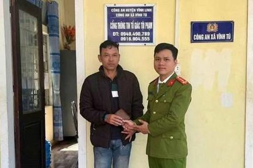 Thanh niên đi chơi Tết nhặt được ví đầy tiền, nhờ Công an trả lại người đánh rơi