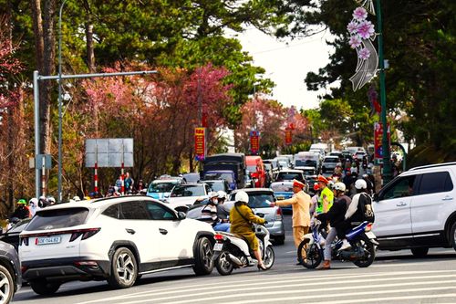 Đà Lạt đông nghịt khách du xuân, xe nối đuôi nhau quanh hồ Xuân Hương