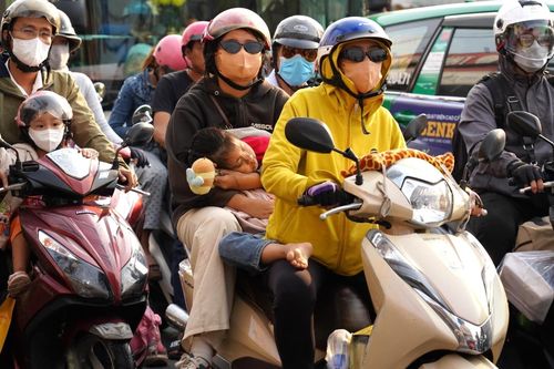Ùn tắc cửa ngõ, trẻ nhỏ ngủ gục trên đường về TP.HCM sau kỳ nghỉ Tết