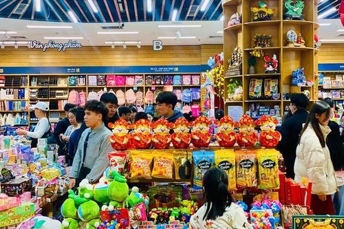 TTTM, khu vui chơi, rạp chiếu phim chật kín khách ngày đầu năm mới 2025