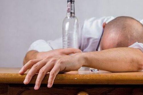 Xử trí ngộ độc rượu như thế nào?