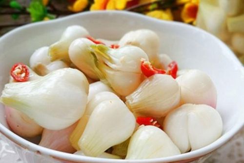 8 nhóm người không nên ăn dưa hành muối