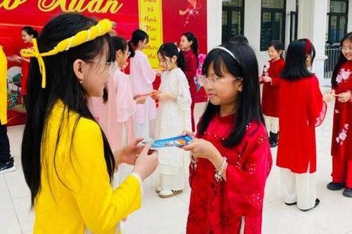 Mẹo dạy con sử dụng tiền lì xì hiệu quả, hợp lý
