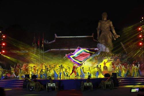 Lần đầu tiên, Lễ khai hội Gò Đống Đa diễn ra vào buổi tối