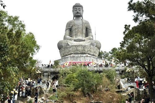 Du khách nườm nượp đến chùa Phật Tích trẩy hội đầu năm