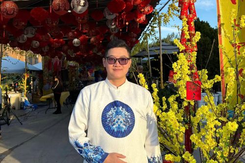 Thầy cô Việt kể chuyện ăn Tết, mặc áo dài lên giảng đường tại Mỹ, Anh