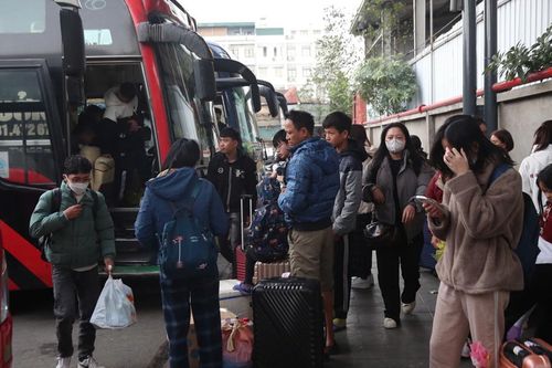Người dân ùn ùn đổ về các bến xe Hà Nội sau kỳ nghỉ Tết