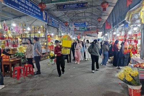 Hà Tĩnh: du khách nườm nượp hành hương về đền Chợ Củi