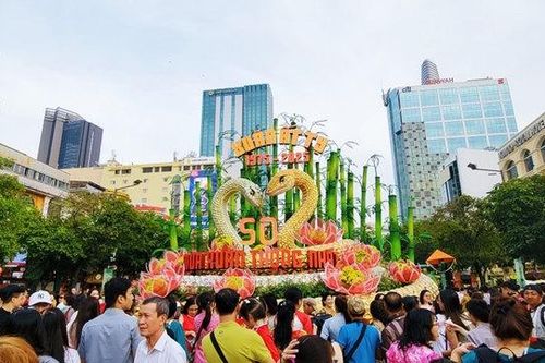 Người dân đội nắng tham quan đường hoa Nguyễn Huệ ngày cuối mở cửa