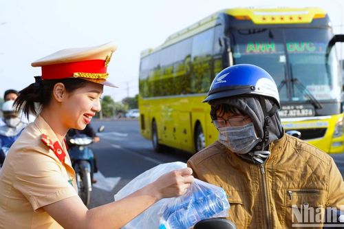 Cảnh sát giao thông Công an Đồng Nai 'tiếp sức' người dân trở lại sau Tết