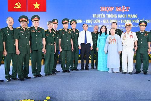 Dâng hương, dâng hoa tại Đền tưởng niệm Khu Lịch sử truyền thống cách mạng Sài Gòn-Chợ Lớn-Gia Định-Thành phố Hồ Chí Minh