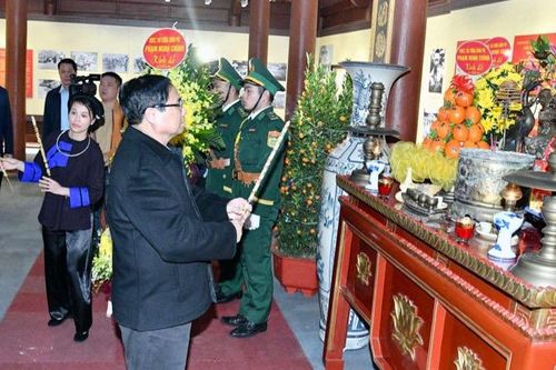 Thủ tướng Phạm Minh Chính dâng hương tại Nhà tưởng niệm Chủ tịch Hồ Chí Minh với chiến dịch Biên giới