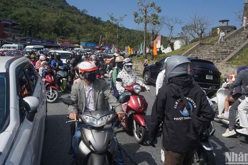Đèo Hải Vân chen kín phương tiện lưu thông ngày nghỉ lễ cuối cùng của Tết Nguyên đán Ất Tỵ 2025