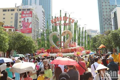 Trưng bày linh vật Tỵ tại đường đi bộ Nguyễn Huệ đến hết tháng 2