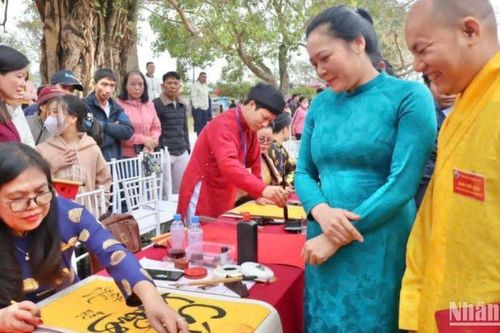 Hàng nghìn người xin chữ đầu năm tại lễ hội chùa Keo mùa Xuân