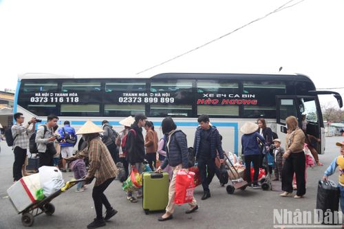 Bến xe Hà Nội tất bật đón dòng người trở lại Thủ đô