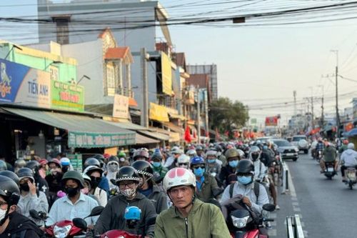 Người dân đổ về Thành phố Hồ Chí Minh sau kỳ nghỉ Tết Nguyên đán