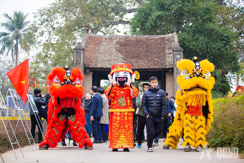 Du xuân làng cổ