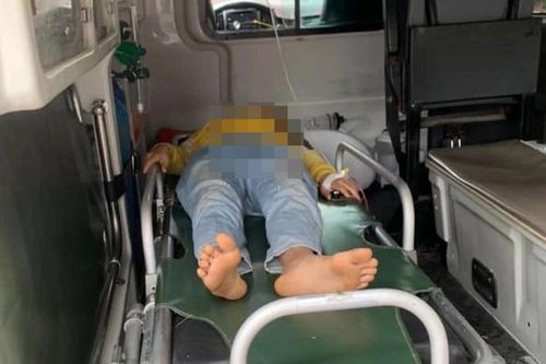 Uống chai nước màu hồng ngoài ruộng, 2 chị em nguy kịch