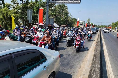 Ngày cuối kỳ nghỉ tết: Cửa ngõ miền Tây kẹt cứng, phương tiện nối đuôi chờ qua cầu Rạch Miễu