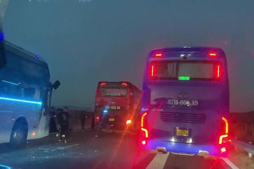 3 xe khách giường nằm tông nhau trên đường cao tốc Cam Lâm - Vĩnh Hảo
