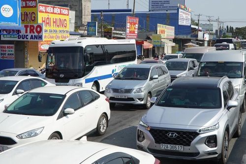 Dòng xe nối đuôi nhau đổ về hướng TPHCM, Quốc lộ 51 ùn ứ