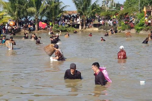 Lễ hội úp nơm bắt cá đầu năm ở Quảng Ngãi