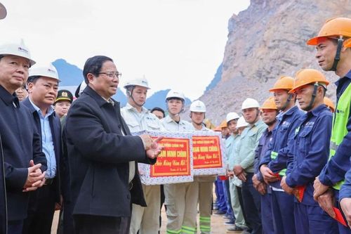 Thủ tướng Phạm Minh Chính thị sát dự án đường cao tốc Đồng Đăng - Trà Lĩnh