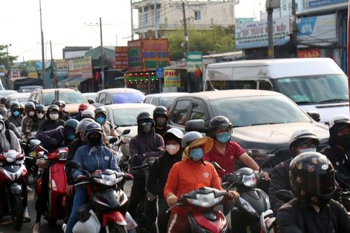 Người dân ùn ùn trở lại TPHCM sau kỳ nghỉ tết