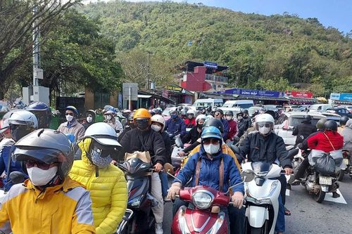 Người, xe kín đường trên 'Thiên hạ đệ nhất hùng quan' sau kỳ nghỉ Tết Nguyên đán