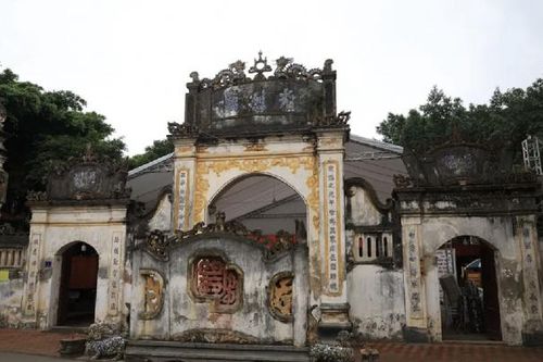 Du khách về ngôi đền cổ tại Thành phố Hải Dương dâng lễ đầu năm