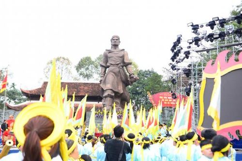 Hàng nghìn người dân và du khách thập phương tới thưởng ngoạn Lễ hội Gò Đống Đa 2025