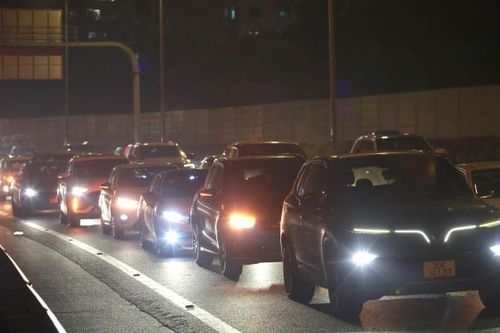 Tối mồng 5 Tết, dòng phương tiện ùn ứ kéo dài hơn 2 km hướng vào Thủ đô
