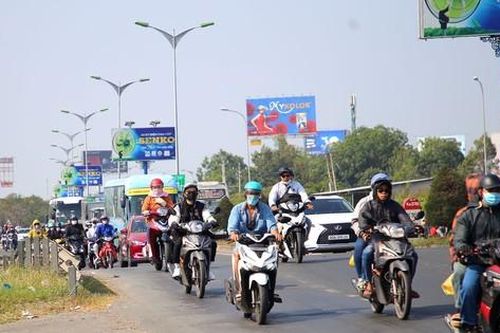 Dòng người lỉnh kỉnh đồ đạc từ miền Tây đổ về TP.HCM sau kỳ nghỉ Tết