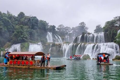 Hàng nghìn người đến thăm thác Bản Giốc dịp đầu Xuân
