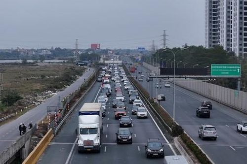 Ùn dài 3km tại lối ra cao tốc Pháp Vân-Cầu Giẽ trong ngày cuối kỳ nghỉ Tết