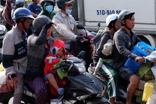 Người dân nô nức trở lại TPHCM ngày mùng 5 Tết Nguyên đán