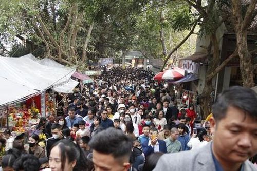 Biển người chen chân đến chùa Phật Tích