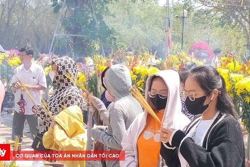 Hàng ngàn du khách đến viếng Mẹ Nam Hải trong những ngày đầu năm