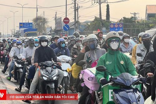 Dòng người ùn ùn quay trở lại TP.HCM sau Tết