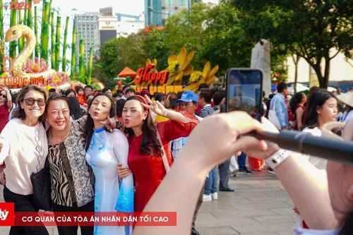 Người dân mong kéo dài thời gian phục vụ đường hoa Nguyễn Huệ
