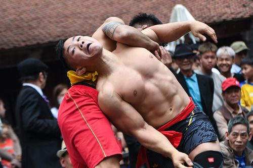 Trai tráng cởi trần thi đấu vật giữa trời rét Hà Nội