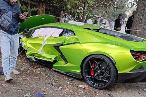 Kỹ thuật viên lái thử siêu xe Lamborghini Revuelto, gặp tai nạn vỡ nát đầu